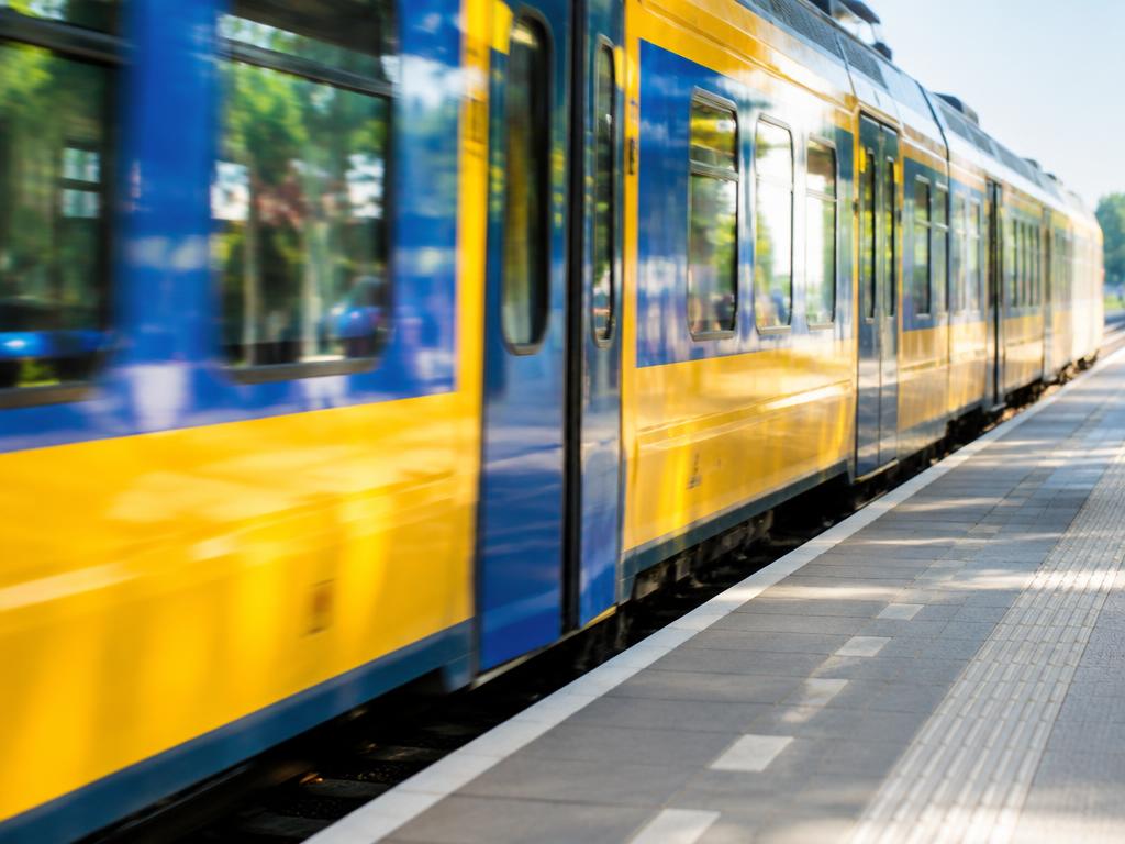 Trein die aankomt op het perron