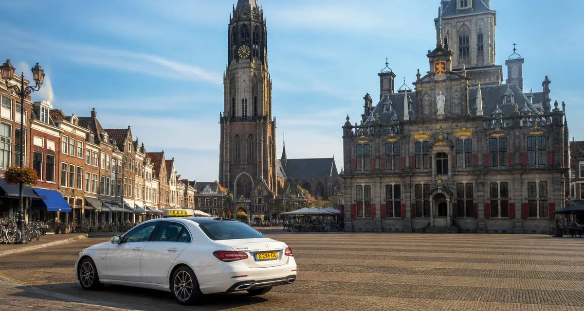 Taxi Delft met vaste prijs Taxi in Delft bij de Markt met de Nieuwe Kerk