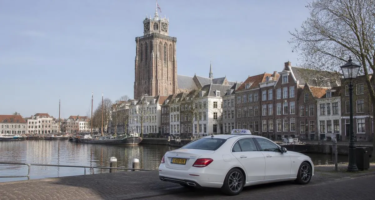 Taxi Dordrecht met vaste prijs Taxi in Dordrecht bij de Grote Kerk aan het water