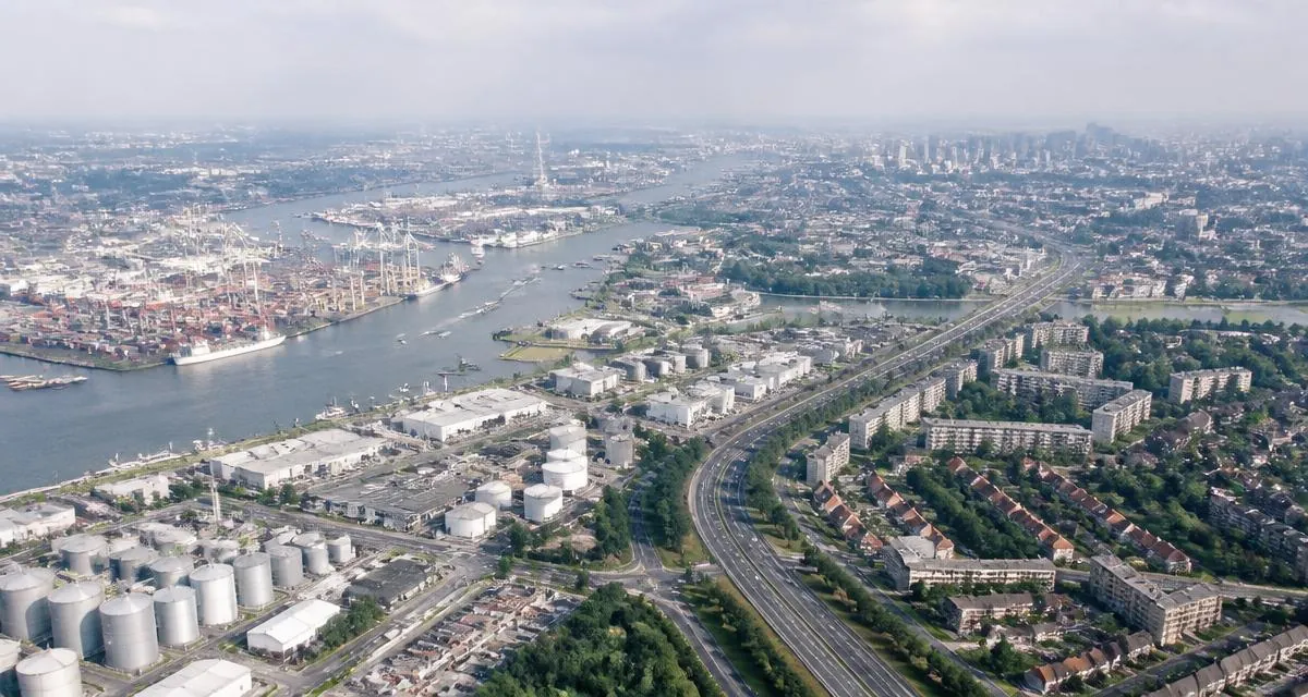 Taxivervoer in de gemeente Rotterdam met haven en woonwijken