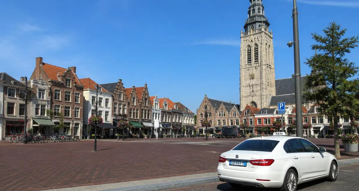Taxi in Goes bij de Grote Markt met de Maria Magdalenakerk