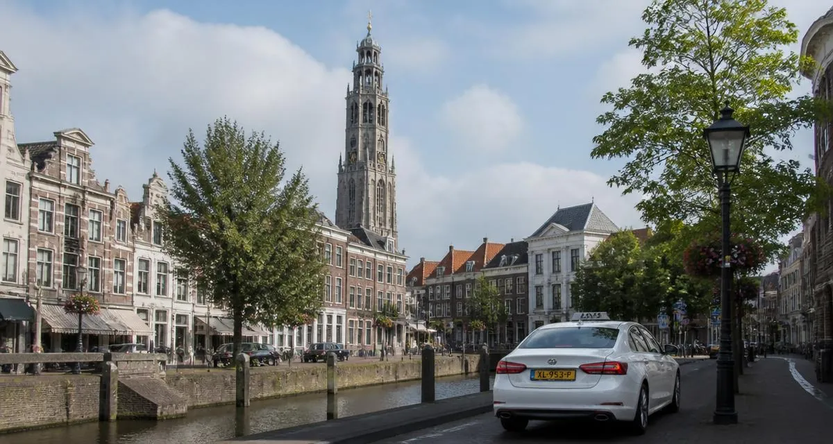 Taxi in Middelburg bij de Lange Jan en de abdij