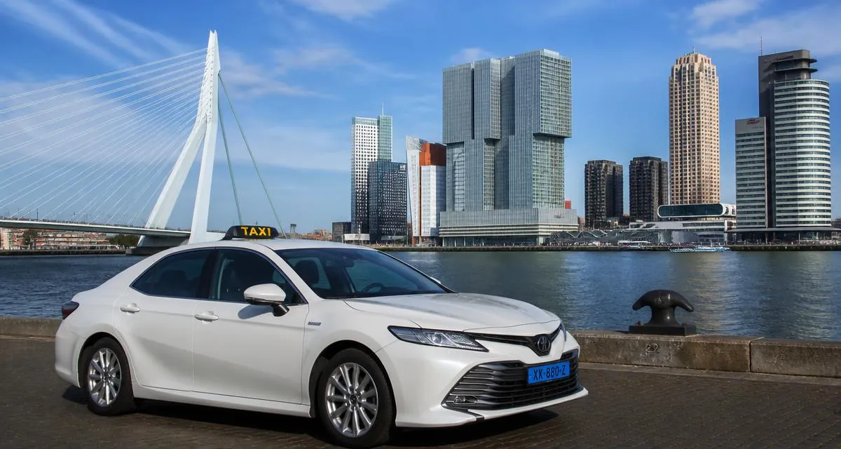 Taxi Rotterdam met vaste prijs Taxi in Rotterdam bij de Erasmusbrug en de skyline