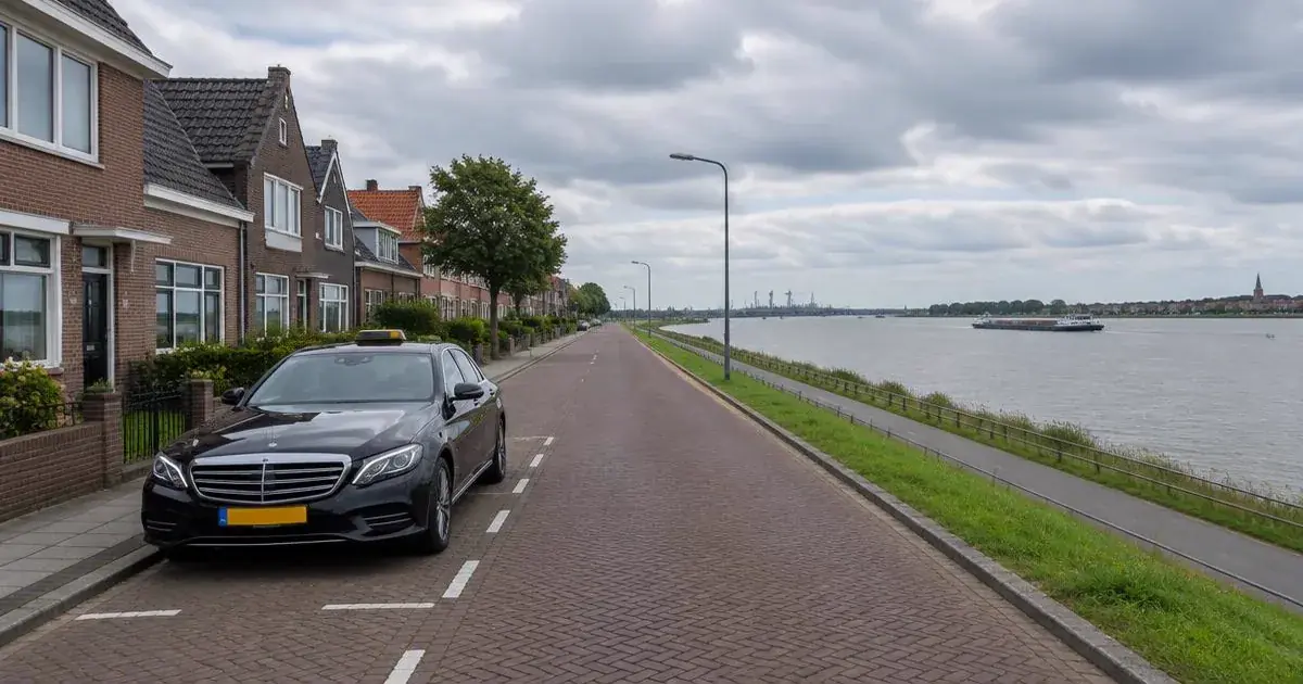 Taxi Sliedrecht met vaste prijs Taxi in Sliedrecht langs de Merwedestraat aan het water