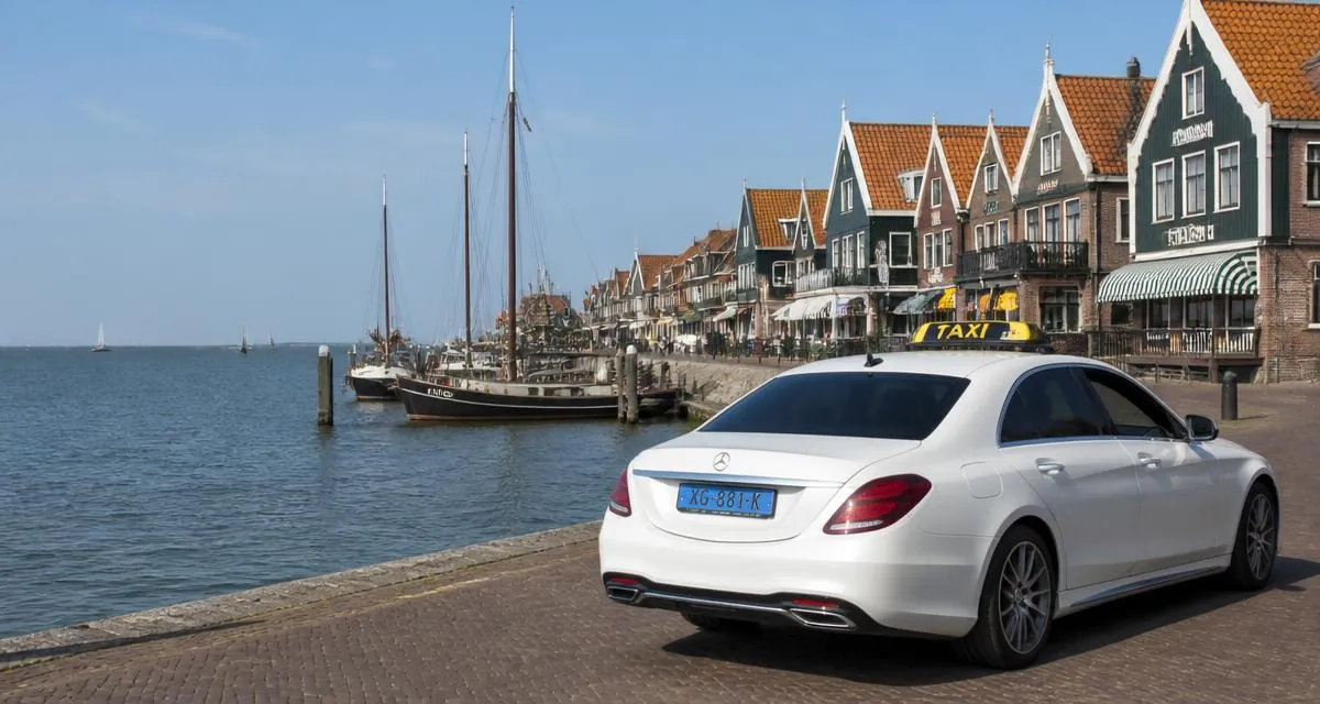 Taxi in Volendam aan de dijk met de vissershaven