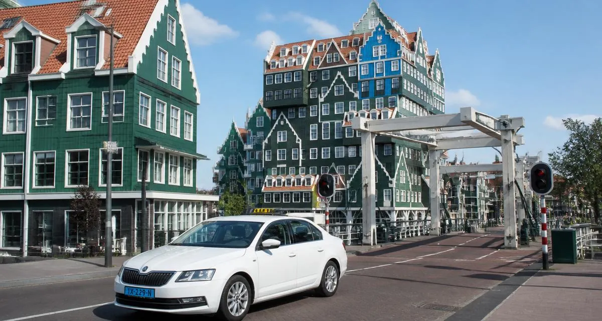Taxi in Zaandam bij de karakteristieke groene houten huizen
