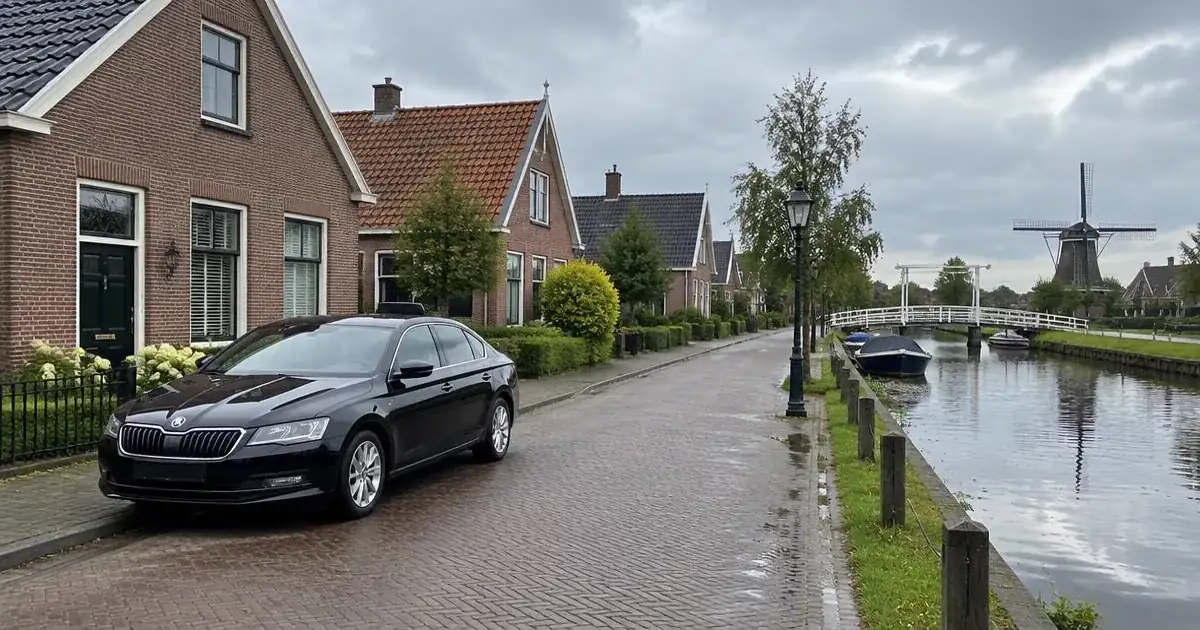 Taxi Zevenhuizen met vaste prijs Taxi in Zevenhuizen in een dorpsstraat bij het water