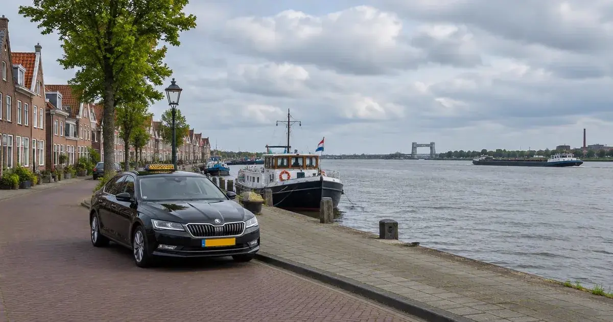 Taxi in Zwijndrecht bij de oever van de Oude Maas