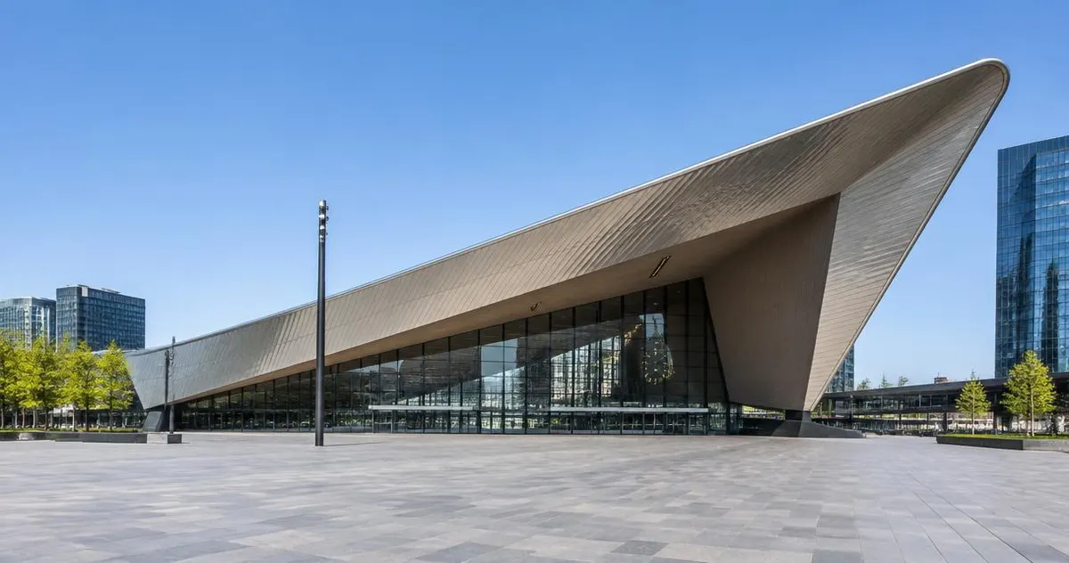 Wat is de beste manier om van Schiphol naar Rotterdam te reizen: taxi, trein of Uber? Rotterdam Centraal station van buiten met het puntige dak