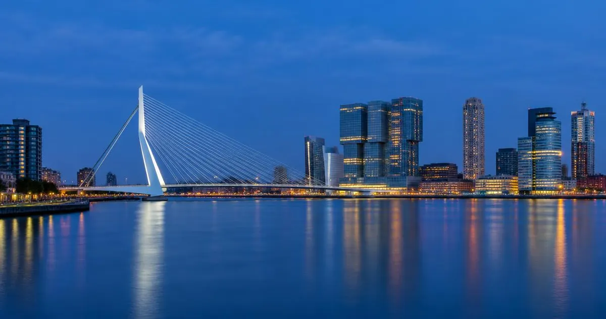 Skyline van Rotterdam met de Erasmusbrug in de avond
